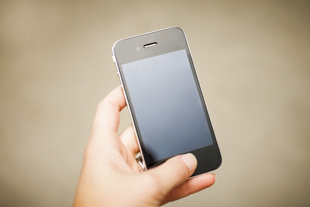Wanneer iemand die ouder is een nieuwe mobiele telefoon krijgt